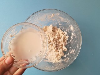 7、#冬至#花生芝麻汤圆,再将搅拌好的澄粉液倒入糯米粉里