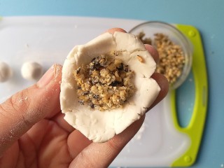 11、#冬至#花生芝麻汤圆,压扁，包住馅料