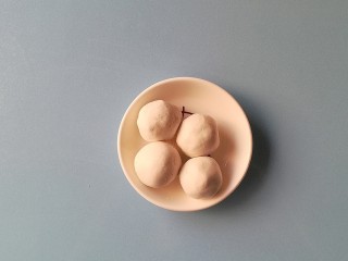 12、#冬至#花生芝麻汤圆,捏紧后，再次搓圆，原谅我剩下4个，一个给宝宝拿走了