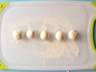 10、#冬至#花生芝麻汤圆,分成等量的小球