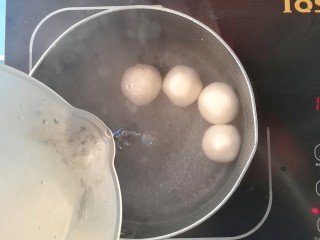 15、#冬至#花生芝麻汤圆,煮沸后加入少量清水，再次煮沸，连续三次后煮至浮起即可