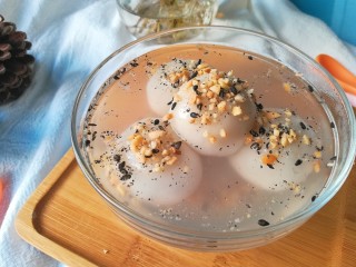17、#冬至#花生芝麻汤圆,再撒入花生芝麻末装饰就完美喽