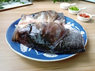 2、麻辣鱼头,鱼头先处理干净，去除鱼头中的类似小牙的喉骨。（这是鱼头最腥的地方，占腥味的50%，去腥关键第1步）