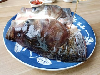 7、麻辣鱼头,加上料酒去腥、 撒点胡椒粉、生姜丝，花椒静置半小时左右。