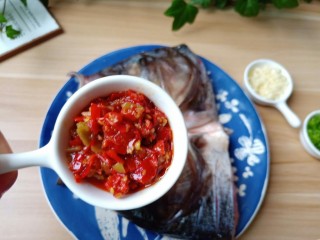 8、麻辣鱼头,半小时后撒上剁椒碎。