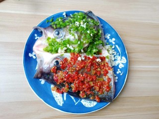 9、麻辣鱼头,青辣椒碎铺满整个鱼头，爱吃微辣的可以少加点。