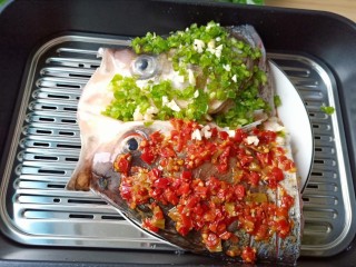 10、麻辣鱼头,锅内烧开水，放上蒸屉，撒一点点白酒，大火蒸10分钟【具体看鱼头的大小】