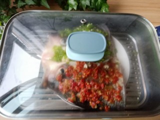 11、麻辣鱼头,烹饪选用蒸制的方法，可以让鱼头的鲜香尽量保留，剁辣椒的辣又恰到好处地渗入鱼肉中，做出来菜品色泽红亮、味浓、肉质鲜美。