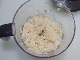 2、多彩莲藕鸡肉糕,将莲藕打成碎末。