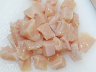 4、多彩莲藕鸡肉糕,鸡肉洗净切成小块。