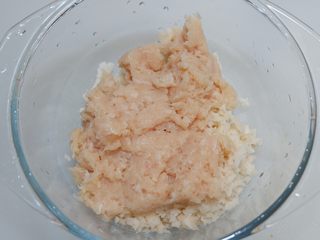 6、多彩莲藕鸡肉糕,取出放在装有莲藕碎的容器中。