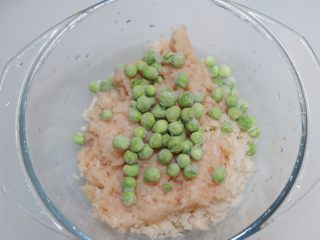 7、多彩莲藕鸡肉糕,加入豌豆粒