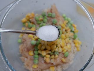 9、多彩莲藕鸡肉糕,少许盐