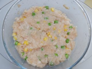 12、多彩莲藕鸡肉糕,将所有食材搅拌均匀。