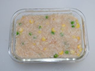 15、多彩莲藕鸡肉糕,将鸡肉泥装入压实抹平。