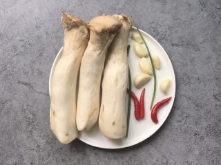 1、凉拌香辣杏鲍菇,食材准备：杏鲍菇3个、小米椒3个、蒜瓣6个、葱叶2根