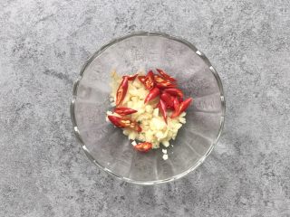 3、凉拌香辣杏鲍菇,蒸杏鲍菇的时间准备调料汁：蒜瓣切碎、小米椒斜切