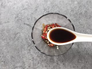 4、凉拌香辣杏鲍菇,加香醋2汤匙