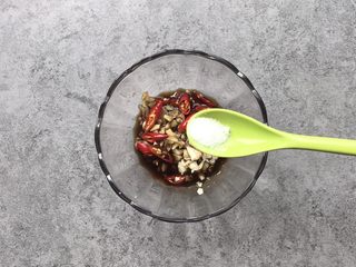 5、凉拌香辣杏鲍菇,盐少许（根据家人口味添加）