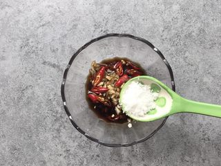 7、凉拌香辣杏鲍菇,少许白糖调味