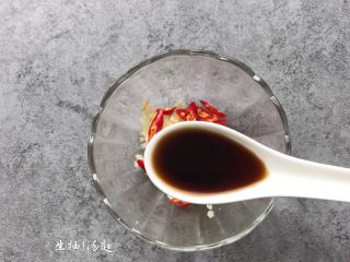 8、凉拌香辣杏鲍菇,生抽1汤匙