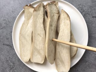 11、凉拌香辣杏鲍菇,杏鲍菇蒸熟，筷子能戳穿即可