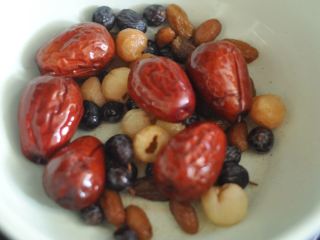 2、重阳糕,红枣、桂圆、葡萄干用水泡软备用。