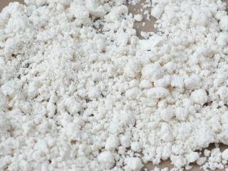 8、重阳糕,加水后搓成颗粒状，平铺在烤盘中，晾至表面水分消失。