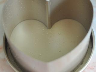 10、重阳糕,用心形慕斯圈摆在配套烤盘上。