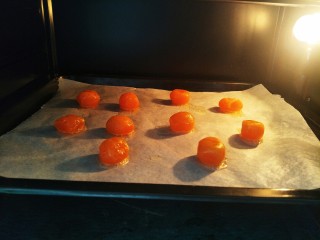 3、潮汕鼠曲粿,提前用玉米油泡一晚上的咸蛋黄。然后用白酒刷炒面去腥放烤箱180度烤个10分钟左右，看你的咸蛋黄的大小