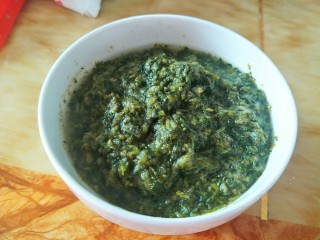 4、潮汕鼠曲粿,新鲜的鼠曲草烫下水用刀剁碎