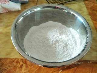 5、潮汕鼠曲粿,称300克糯米粉100克粘米粉100克澄粉搅拌均匀