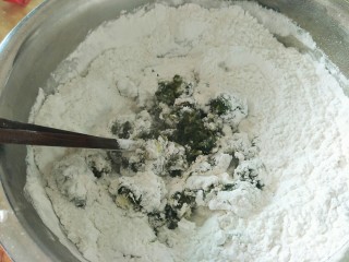 7、潮汕鼠曲粿,用筷子搅拌