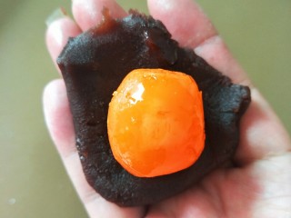 11、潮汕鼠曲粿,按扁放入一颗咸蛋黄