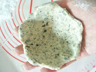 14、潮汕鼠曲粿,弄一小团鼠曲草粉团揉圆按扁