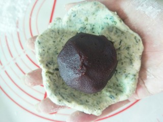 15、潮汕鼠曲粿,放入咸蛋黄红豆沙团