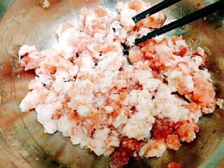 1、福州+Q弹包心鱼丸,调馅：五花肉末