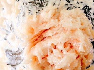 9、福州+Q弹包心鱼丸,将长条的鱼肉膜，白色，这个是打不烂的，我们用筷子把挑出来