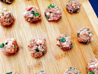 12、福州+Q弹包心鱼丸,将腌制好的肉馅，分大小一样的小圆