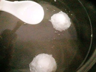 17、福州+Q弹包心鱼丸,放入砂锅里鱼丸就浮在水面了。