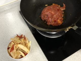 3、泡椒炒肉丝,锅中再倒少许油，下肉丝翻炒