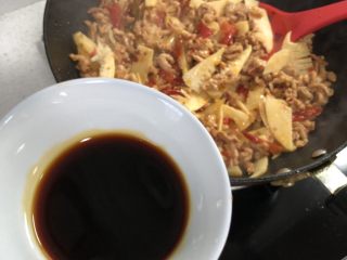 4、泡椒炒肉丝,加少量生抽上色