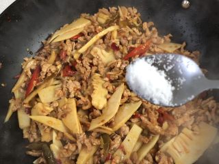 5、泡椒炒肉丝,一点糖提鲜