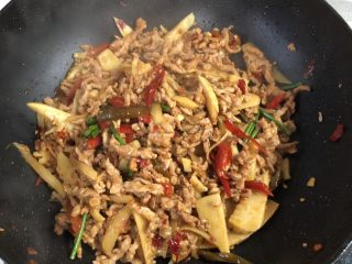 6、泡椒炒肉丝,炒匀即可出锅！