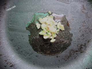 4、蒜蓉油麦菜,锅内放油爆香花椒捞出，放入一些蒜末炸香