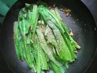 8、蒜蓉油麦菜,油麦菜软趴后放入五香粉、盐、鸡精调味