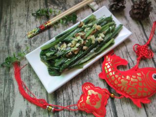 10、蒜蓉油麦菜,油麦菜还属于绿色蔬菜，膳食纤维含量丰富，经常食用可以促进肠道蠕动，改善肠胃功能，对减肥瘦身很有帮助~