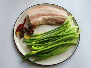 1、五花肉炒蒜薹,准备好食材