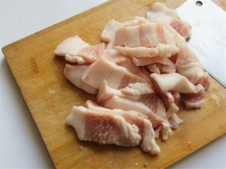 4、五花肉炒蒜薹,五花肉切片