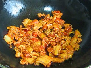 7、五花肉炒蒜薹,倒入五花肉翻炒